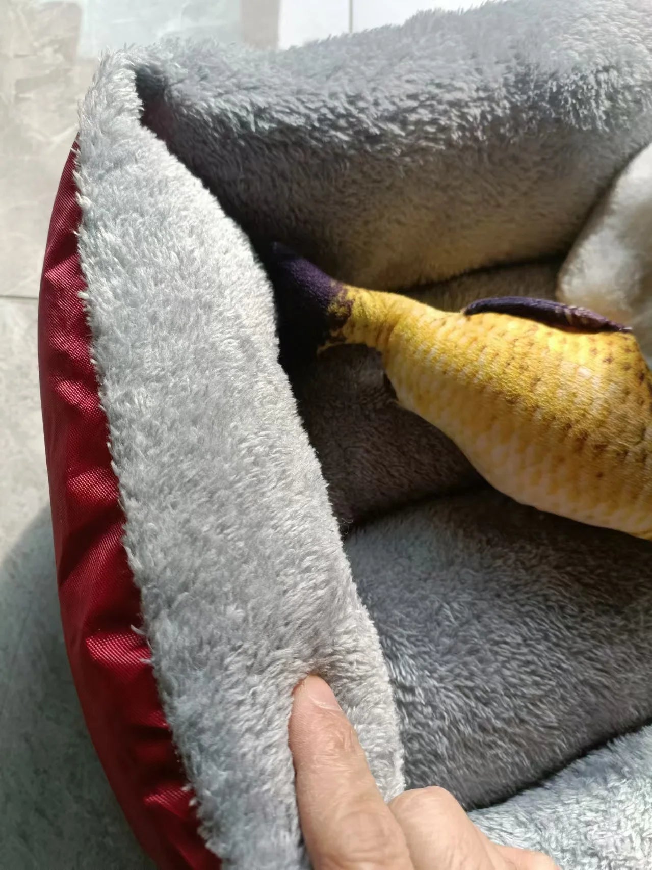 Sac de Couchage Cocon Chien ZenPaw™ — Sommeil Apaisant, Empreintes