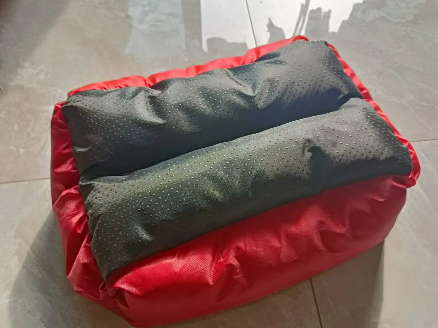 Sac de Couchage Cocon Chien ZenPaw™ — Sommeil Apaisant, Empreintes