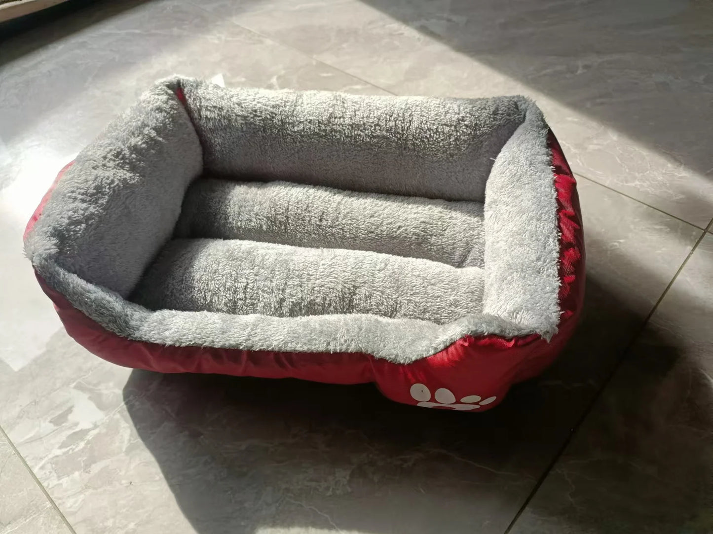 Sac de Couchage Cocon Chien ZenPaw™ — Sommeil Apaisant, Empreintes